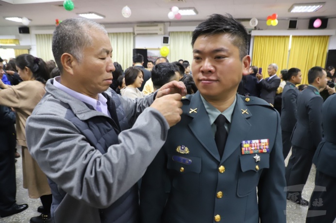 ▲ 眷屬為晉任人員配掛上階。（陸軍第6軍團提供）