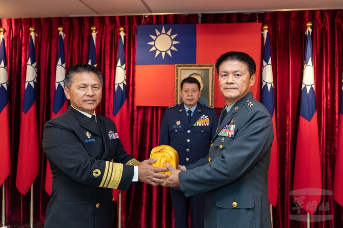 ▲ 張副部長主持總督察長任職布達交接典禮，原任官高嘉濱中將（左）與新任官黃國明中將（右）交接印信。（軍聞社記者周力行攝）