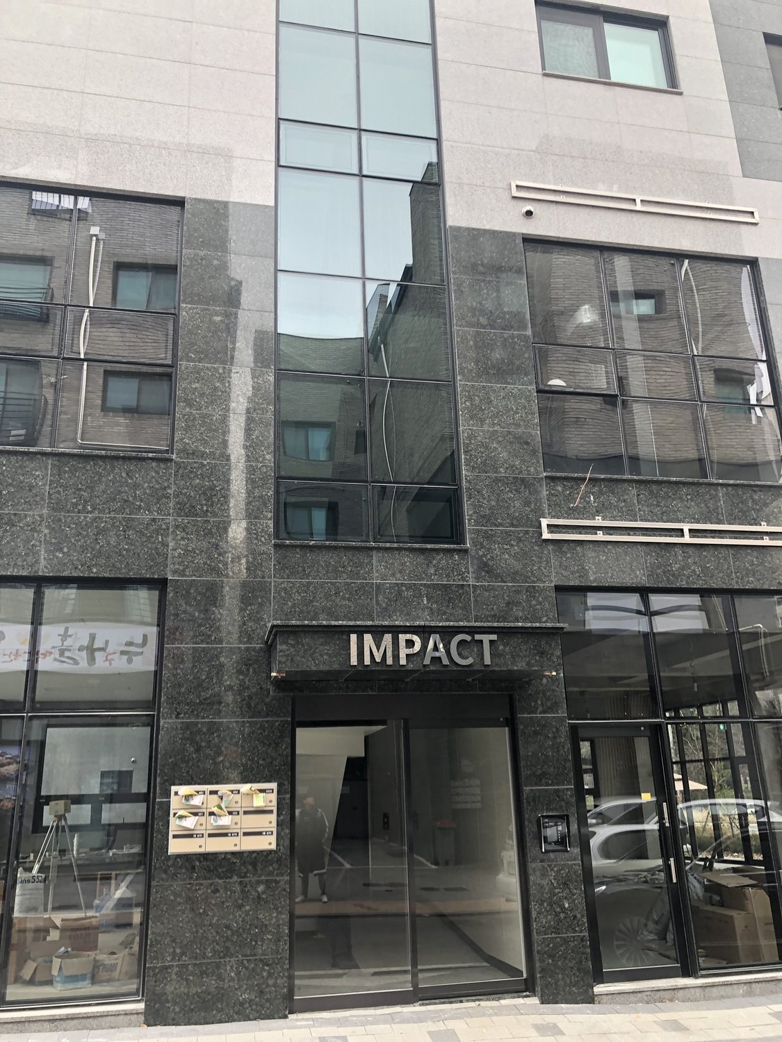 「Impact」的名字牢牢嵌在一樓大門口。
