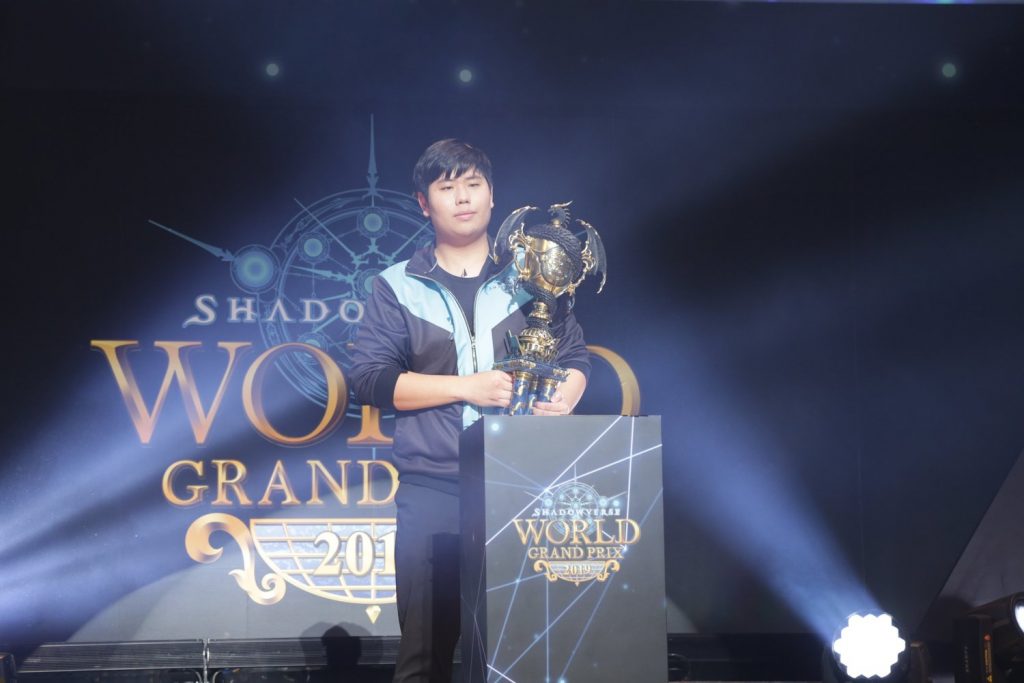 來自台灣的Sasamumu勇奪《闇影詩章》世界冠軍。   圖：翻攝自推特