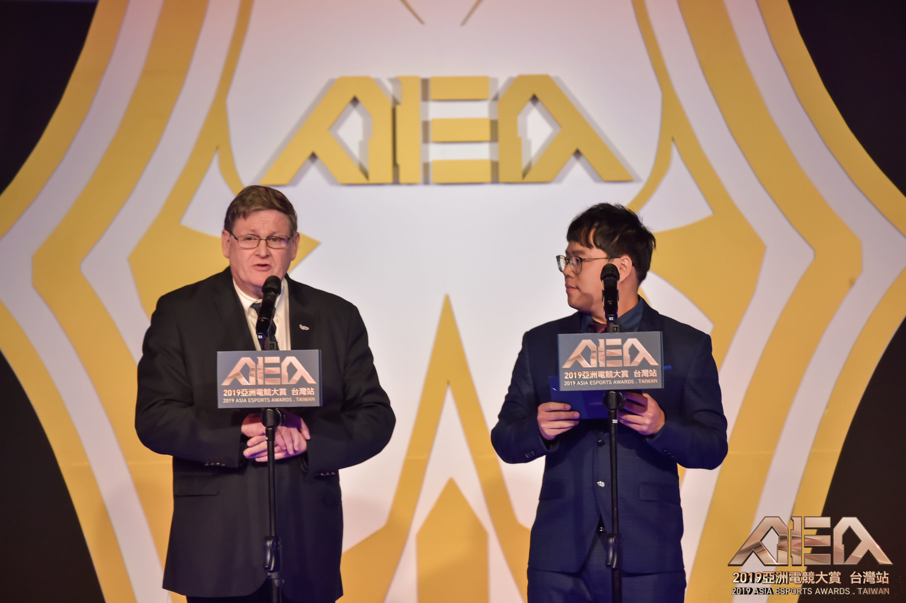IESF國際電子競技總會主席Colin Webster與HKA職業戰隊總監Sen共同擔任頒獎嘉賓。