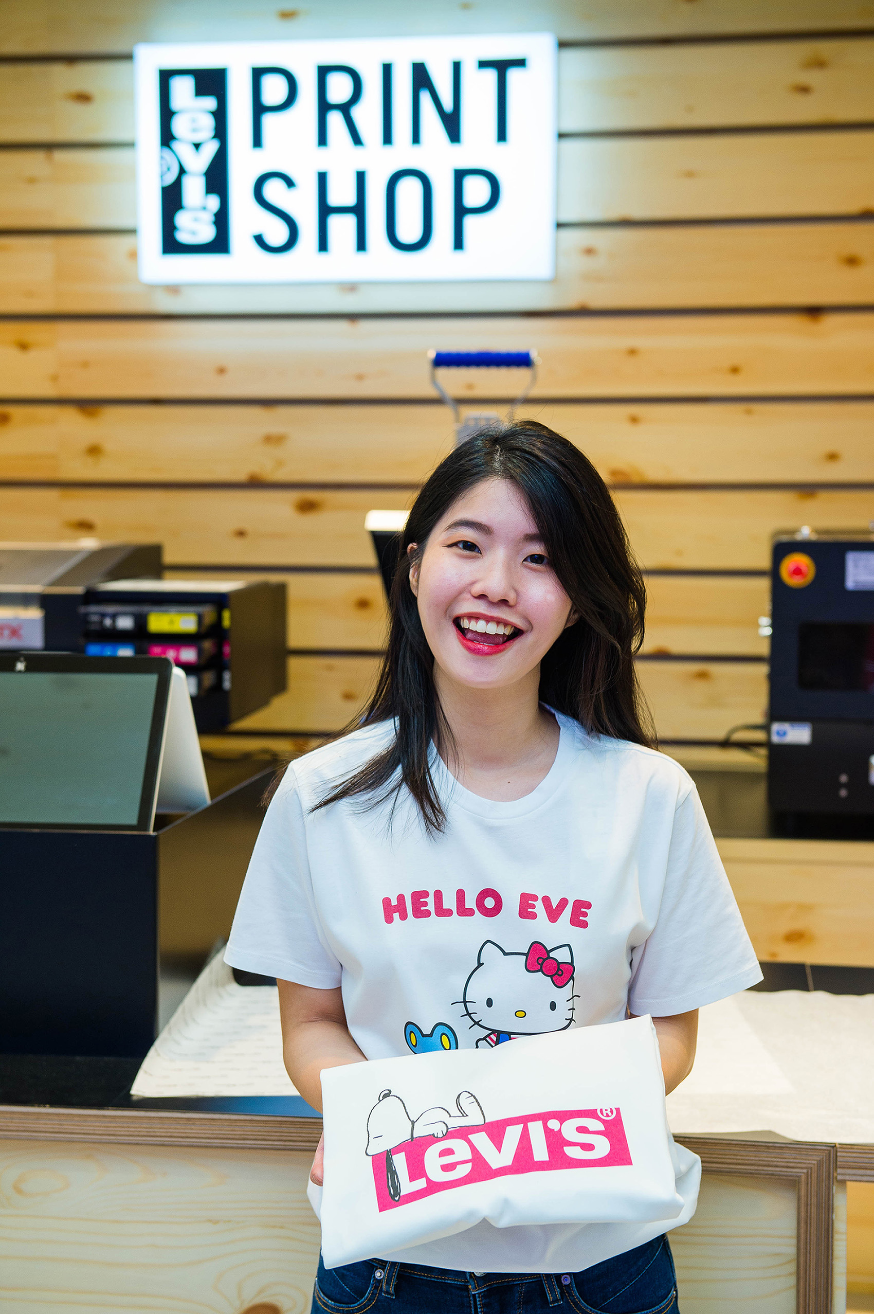 ▲LEVI’S Hello Kitty 聯名客製 TEE。（圖／LEVI’S）