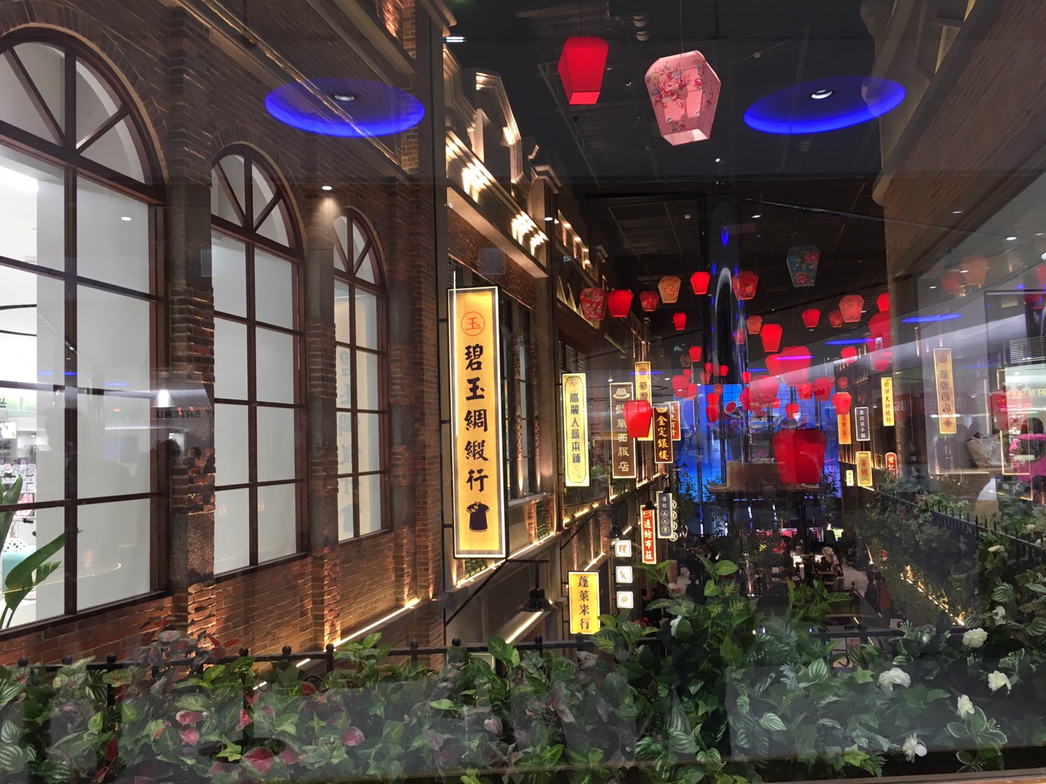 ▲挑高設計能從5樓玻璃窗眺望整個街景。(圖/Elaine)