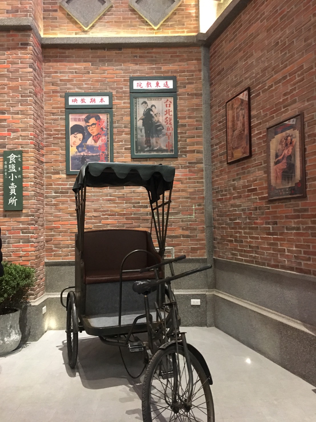 ▲復古人力車直接搬進樓層內,供大家乘坐拍照打卡。(圖/Elaine)