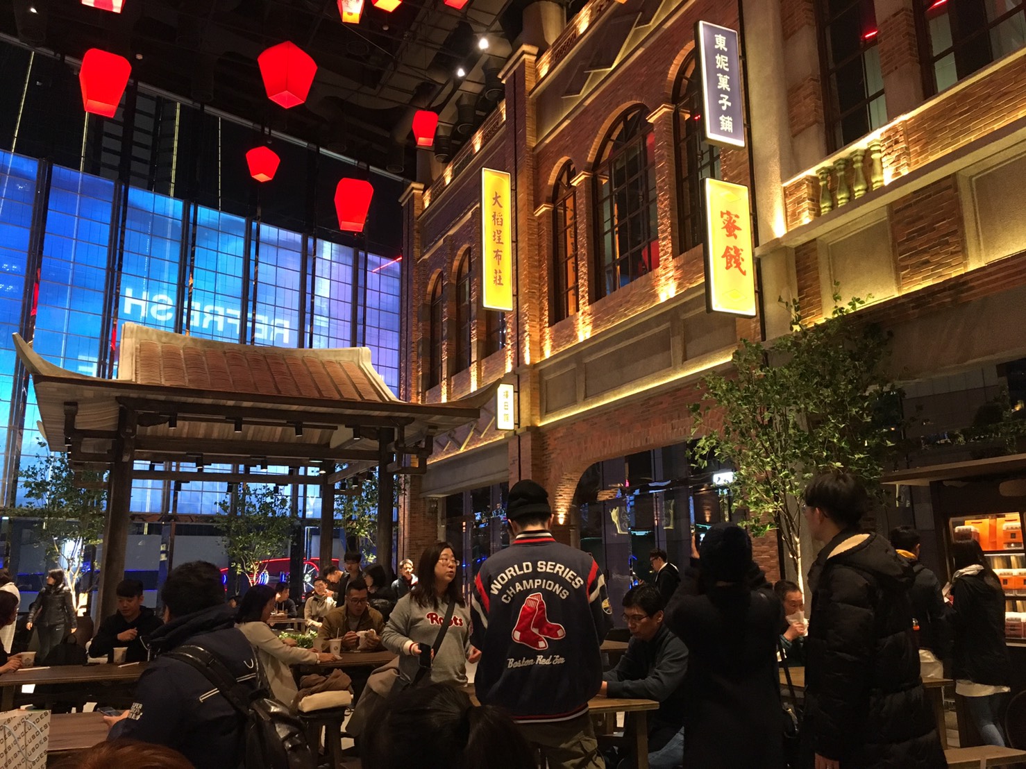 ▲懷舊食光埕也打造了小吃攤街景。(圖/Elaine)