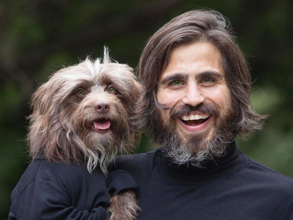 托佛與愛犬羅森伯格神韻非常相似（圖／IG@topherbrophy）