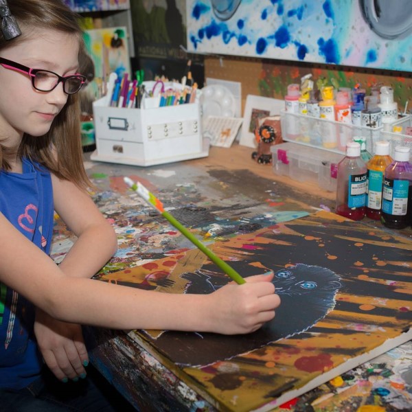8歲女孩為幫助瀕危動物　自創畫作販售民眾驚豔：太美了！