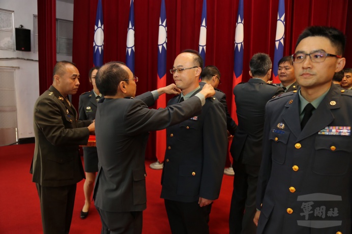 ▲ 軍備局副局長歐陽力行少將為晉任人員授階。（軍備局205廠提供）