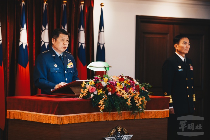 ▲ 國防部副部長張哲平上將（左）9日主持新任常務次長李宗孝中將新職介紹典禮。（軍聞社記者陳軍均攝）