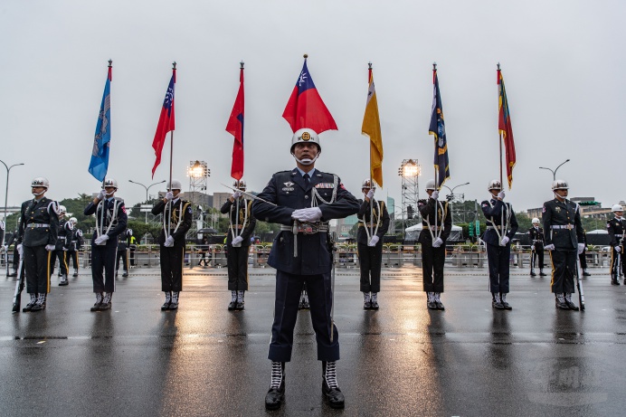 ▲ 三軍儀隊在總統府前彩排，展現磅礡氣勢。（軍聞社記者周力行攝）