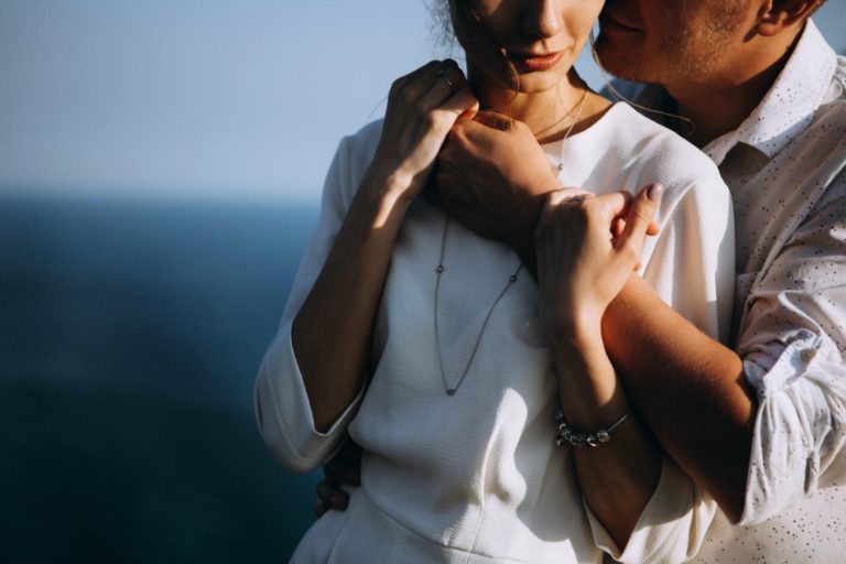  ▲如何分辨已婚男呢？（圖／Shutterstock）