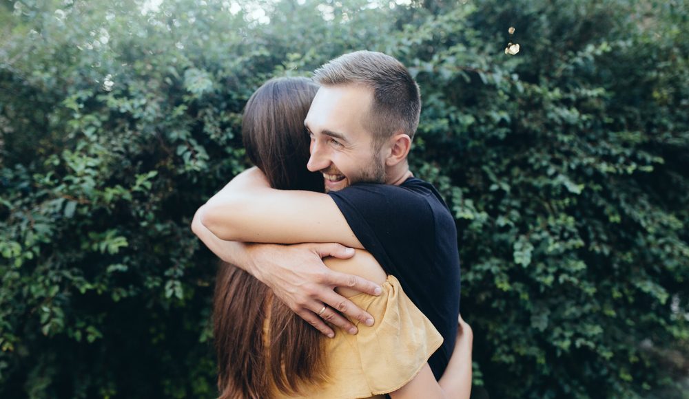  ▲妳慢慢理解了背棄的原因，原諒了情感的多變，也跟年少時被傷到體無完膚的自己握手和解，不再百般檢討以為錯的都是自己。（圖／Shutterstock）