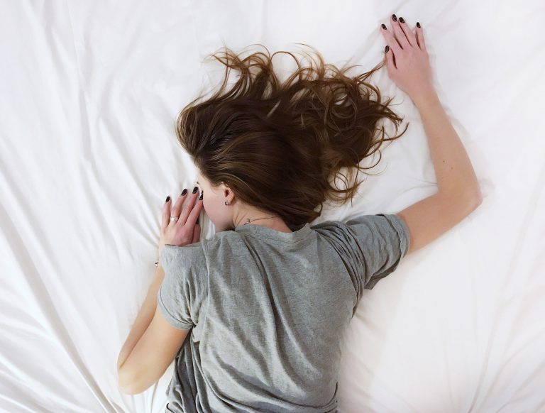 美容覺該怎麼睡才對？3個壞習慣讓你睡不好　越睡越老還發胖
