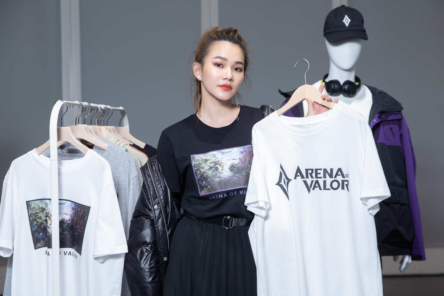 Helen Chen 穿著《Garena傳說對決》經典英雄對戰畫面聯名服飾，詮釋遊戲與時尚的跨界潮流