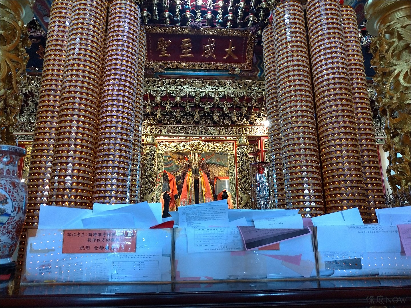高雄文武聖殿，有標示准考證影本正面朝神位方向擺放。（圖／WIKI庫，Kekiibo攝）