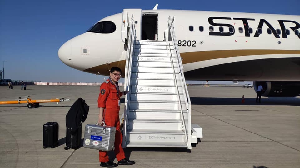 星宇航空董事長張國煒親自駕駛A321neo回台灣。(圖/翻攝自星宇航空臉書)