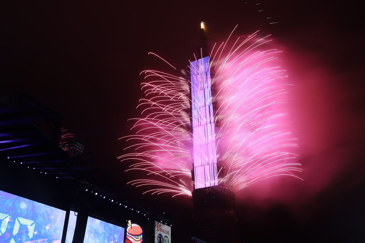 ▲每年101的跨年活動都會吸引眾多人潮，電信商也加派行動基地台確保訊號的順暢。（資料照片，圖／ 記者葉政勳攝 , 2019.12.31）