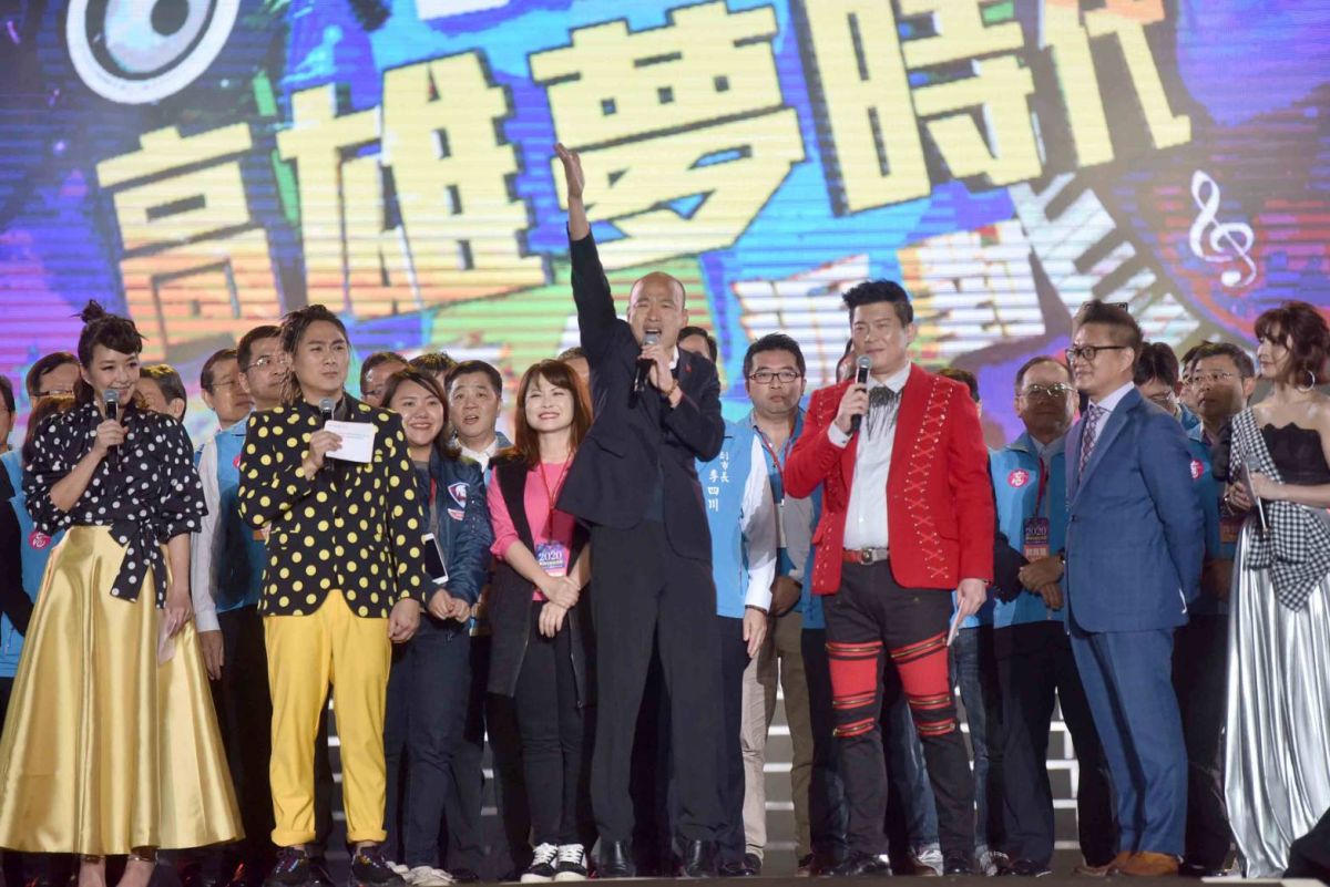 ▲國民黨總統參選人韓國瑜在晚間11點56分抵達夢時代，陪著群眾倒數跨年。（圖／高市府提供）