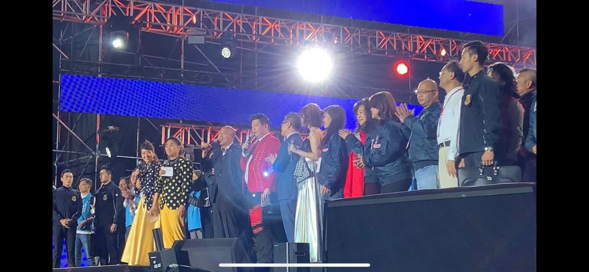 韓國瑜在2019年的最後幾分鐘現身高雄市跨年晚會，陪市民一起倒數。 (圖/記者吳承翰攝)