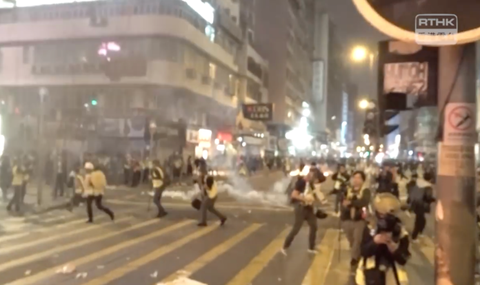 ▲香港警方進入2020年持續施放催淚彈。（圖／翻攝RTHK影片）