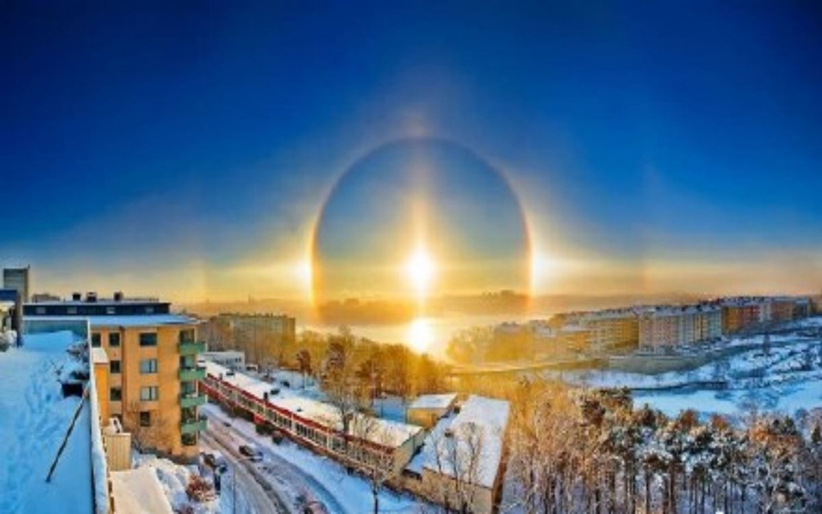 ▲天空中出現不只 1 個太陽，氣象學家稱之為「幻日現象」。（圖／翻攝自大陸微博）
