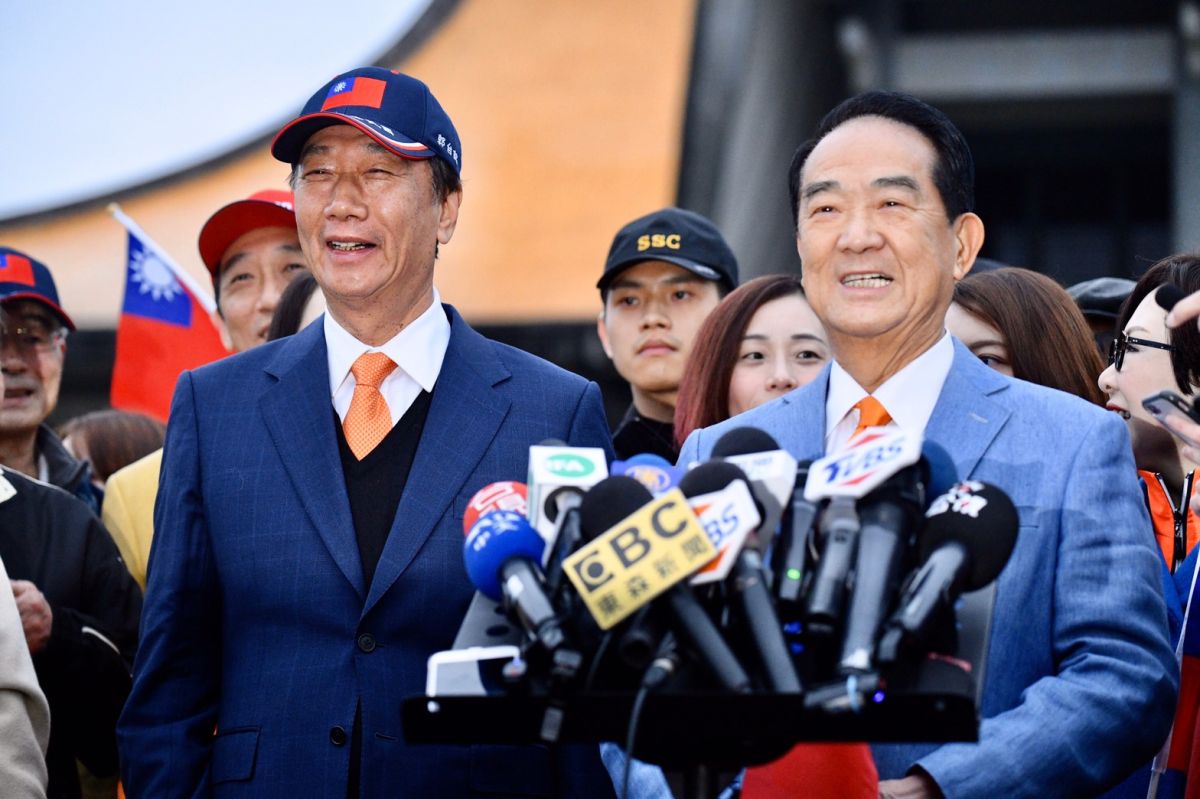 ▲親民黨總統候選人宋楚瑜、鴻海創辦人郭台銘1日參加國父紀念館的元旦升旗典禮。（圖／記者林柏年攝, 2020.1.1）