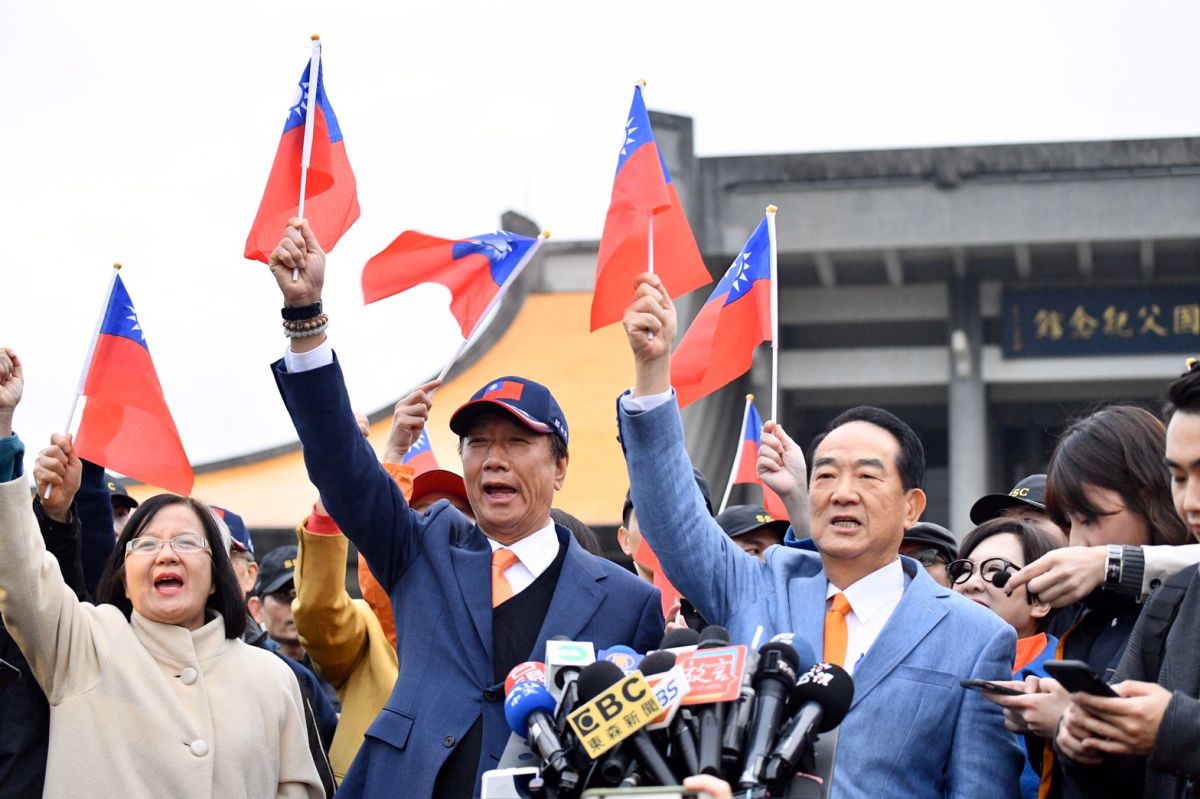 ▲親民黨總統候選人宋楚瑜、鴻海創辦人郭台銘1日參加國父紀念館的元旦升旗典禮。（圖／記者林柏年攝, 2020.1.1）