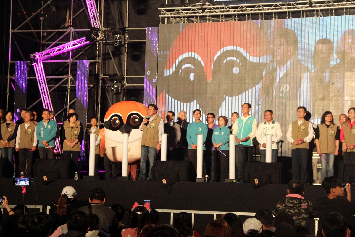 ▲屏東縣政府跨年晚會｢K歌之夜」潘孟安縣長帶領一級主管感謝鄉親相挺。（圖／記者黃正忠攝, 2020.1.1 ）