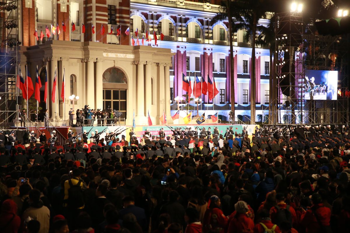 ▲三軍儀隊1日與國人共同參與總統府元旦升旗典禮。（圖／軍聞社提供, 2020.1.1）