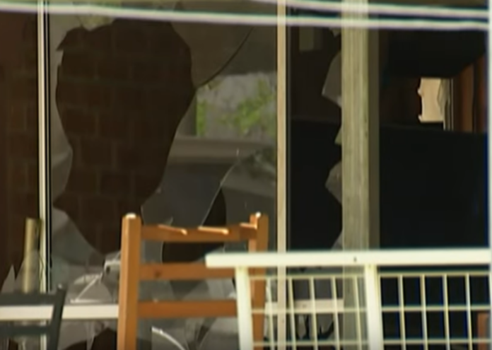 ▲澳洲 1 名男子在家自製火箭不慎引發爆炸，住家窗戶玻璃幾乎都被震碎。（圖／截取自澳洲 Abc News 影片片段 ）