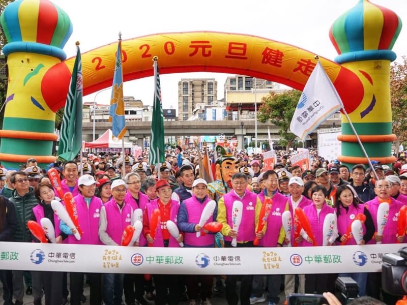 ▲第17屆元旦健走今（1）日在花博公園圓山廣場登場，活動發起人紀政、台北市長柯文哲、前立法院長王金平帶領民眾健走。（圖／王金平辦公室提供, 2020.1.1）