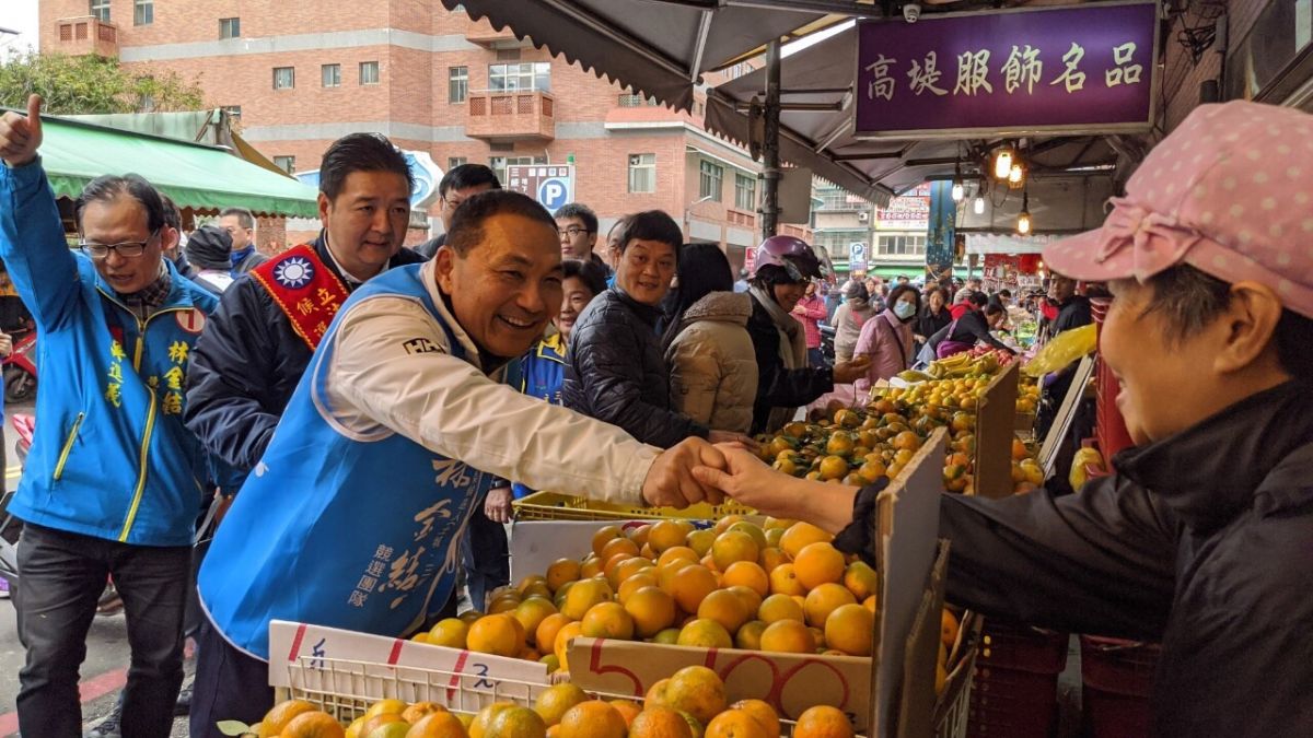 ▲新北市長侯友宜今日上午在新北市府舉辦的升旗典禮結束後，就馬不停蹄地趕到三峽幫黨籍候選人林金結掃街助選。（圖／林金結辦公室提供）

