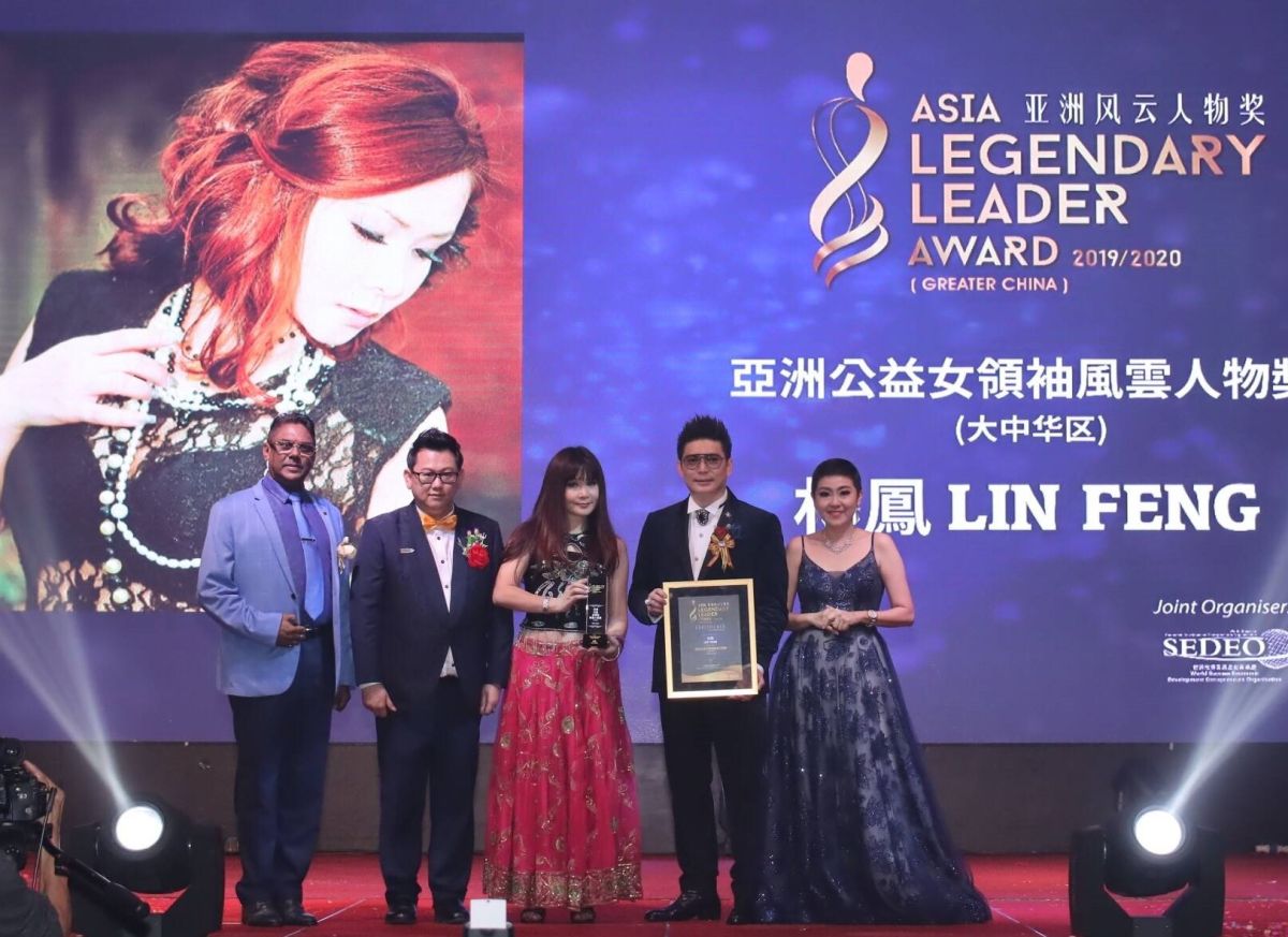 ▲藝術家林鳳（中間）長年投身公益，獲頒亞洲公益女領袖風雲人物獎，是台灣之光。（圖／林鳳提供）