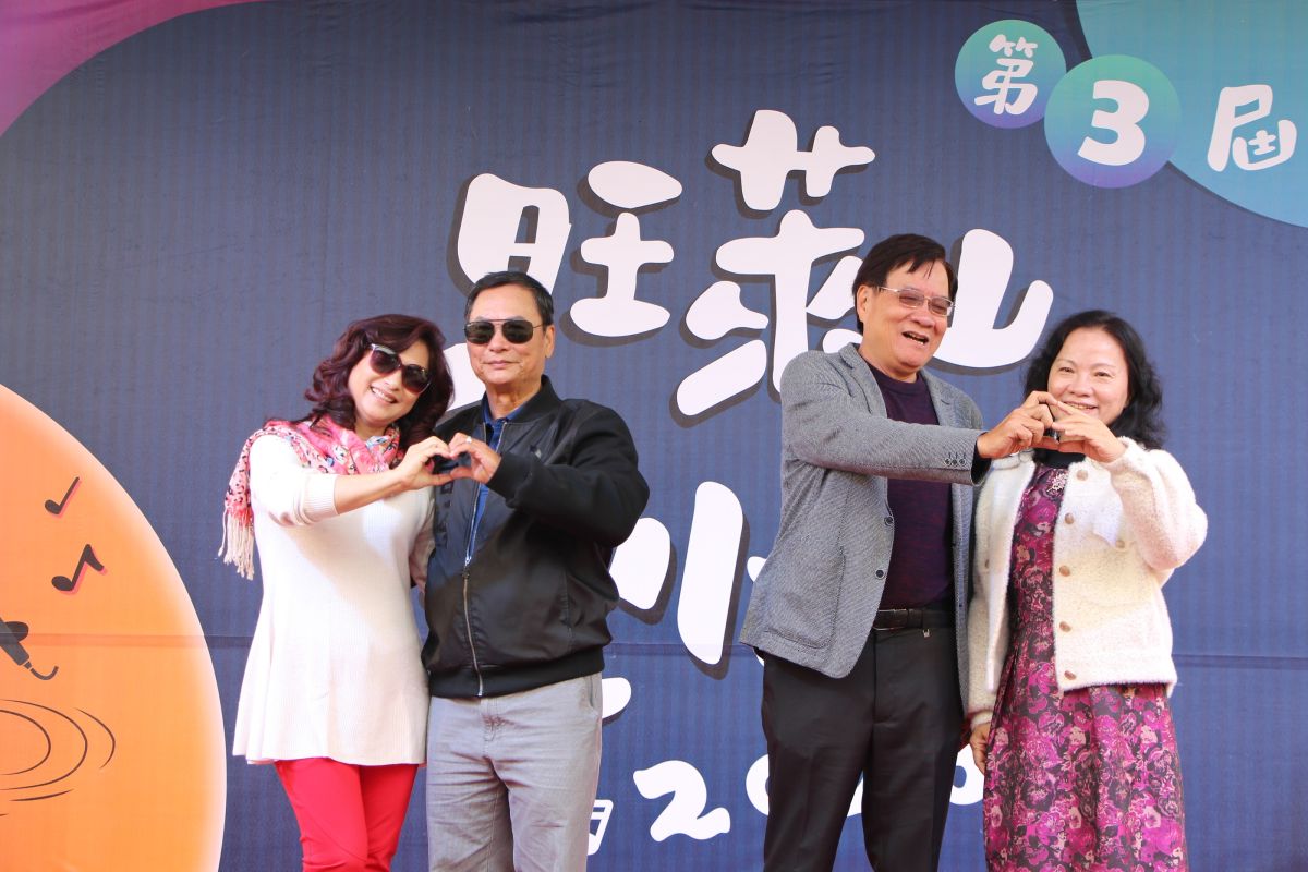 ▲恩愛的夫妻、情侶、朋友檔的民眾上台大展歌喉，用美妙歌聲迎新年。（圖/記者邱嘉琪攝，2020.01.01）