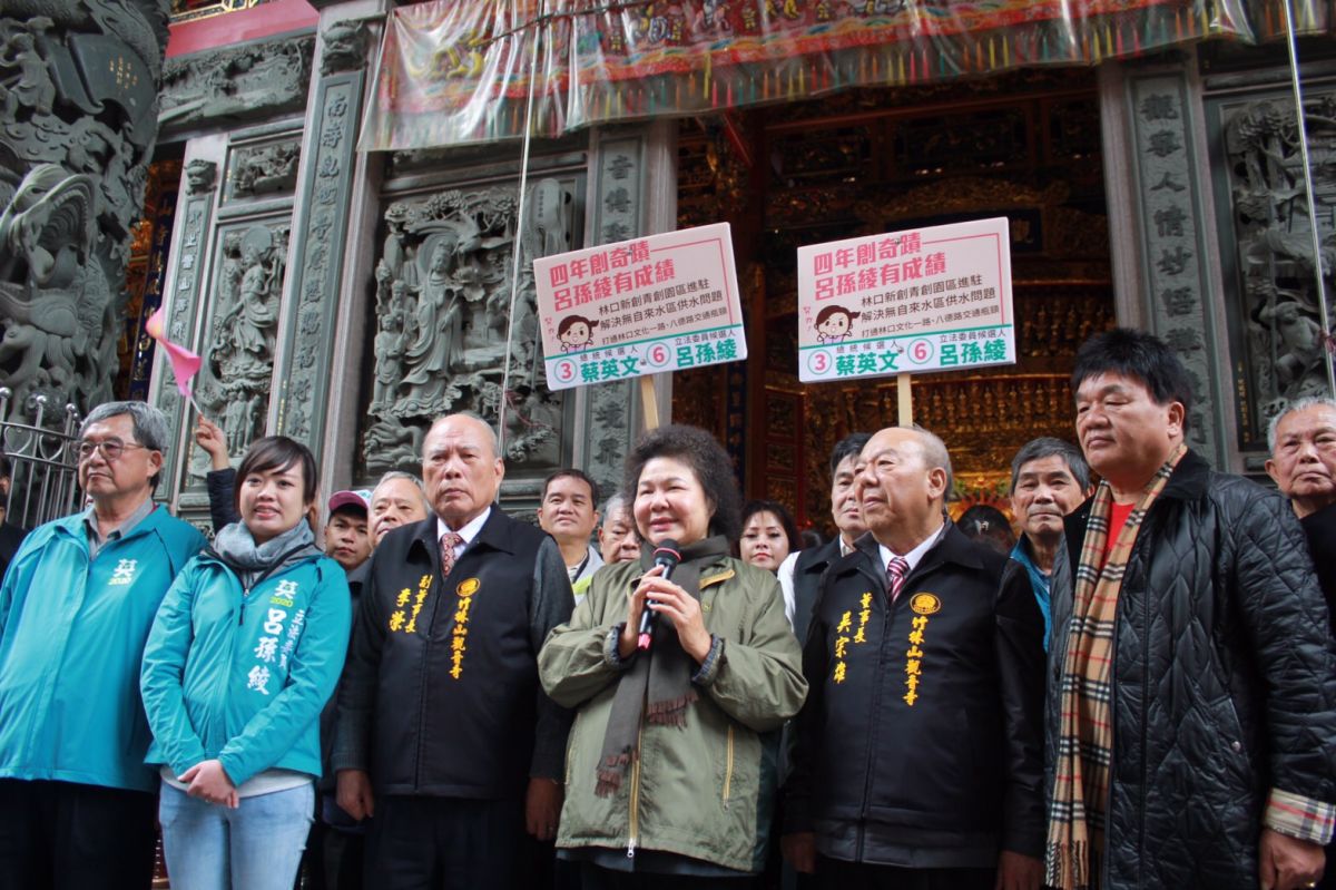▲總統府秘書長陳菊今（1）早到新北市林口為立委呂孫綾站台輔選，至市場掃街、發春聯。（圖／呂孫綾辦公室提供）