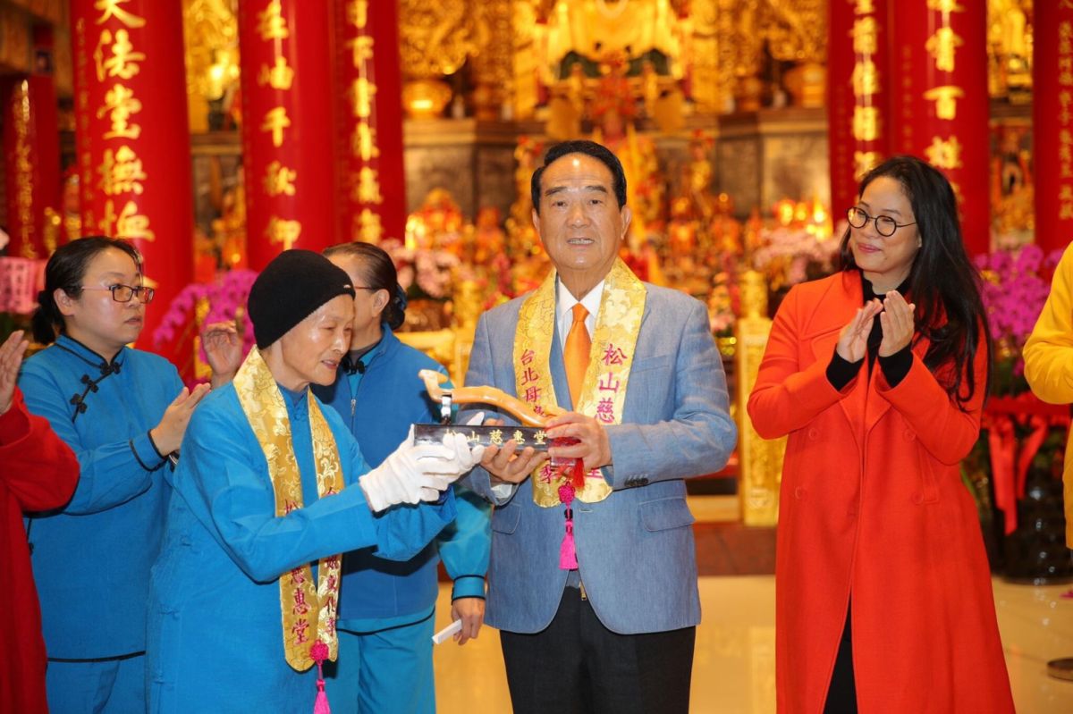 ▲親民黨總統候選人宋楚瑜前往松山慈惠堂參拜，女兒宋鎮邁大方陪同。（圖／宋競辦提供, 2020.1.1）