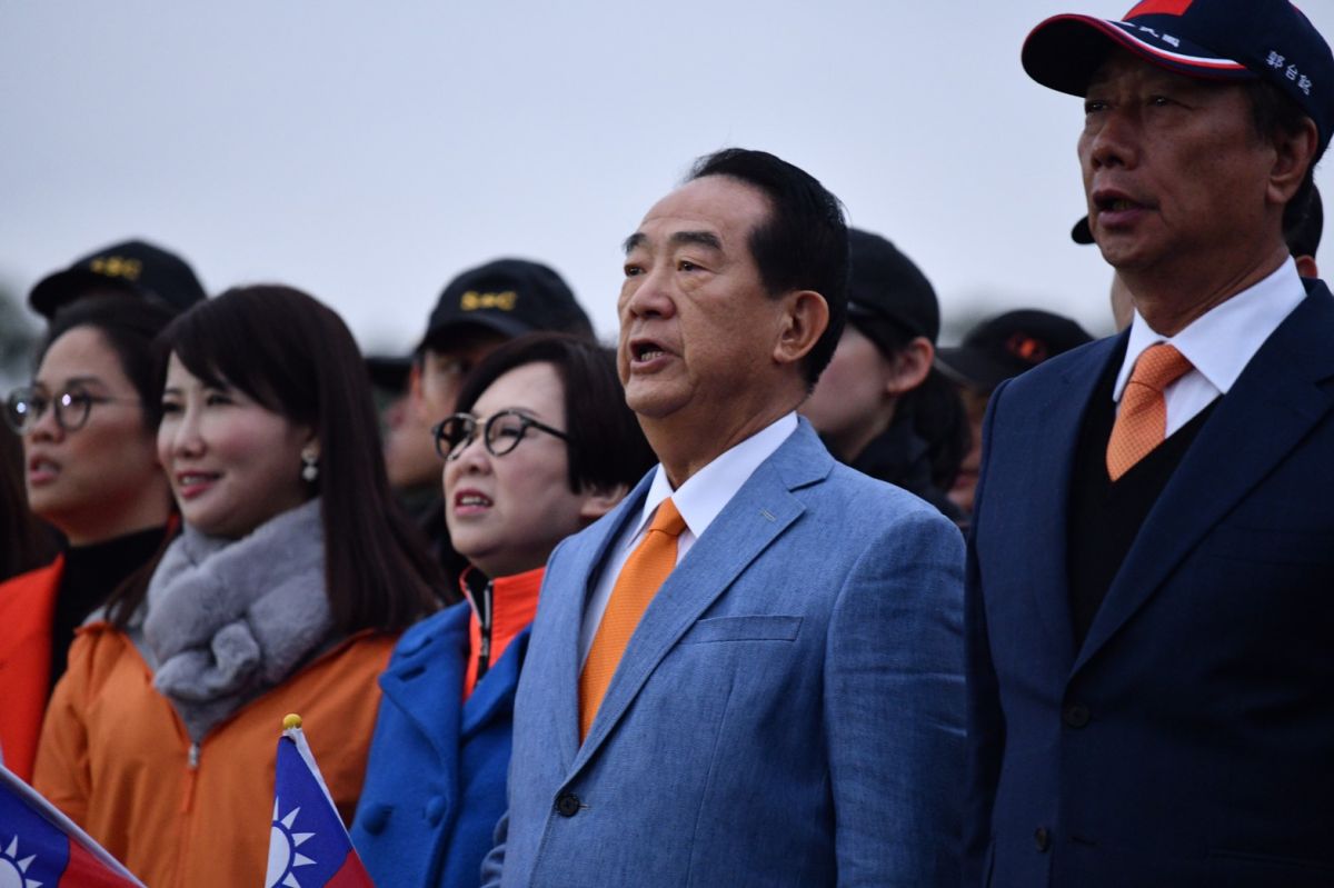 ▲宋楚瑜1日早參加國父念館升旗典禮，女兒(左一)宋鎮邁陪同。（圖／記者林柏年攝, 2020.1.1）