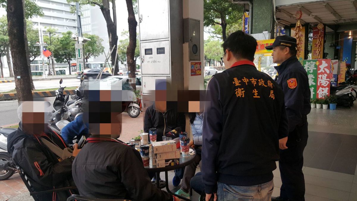 ▲台中連鎖超商及咖啡店騎樓庇廊全面禁菸，首日衛生局、警察局聯手稽查開罰違規吸菸民眾 (圖／衛生局提供2020.1.1)