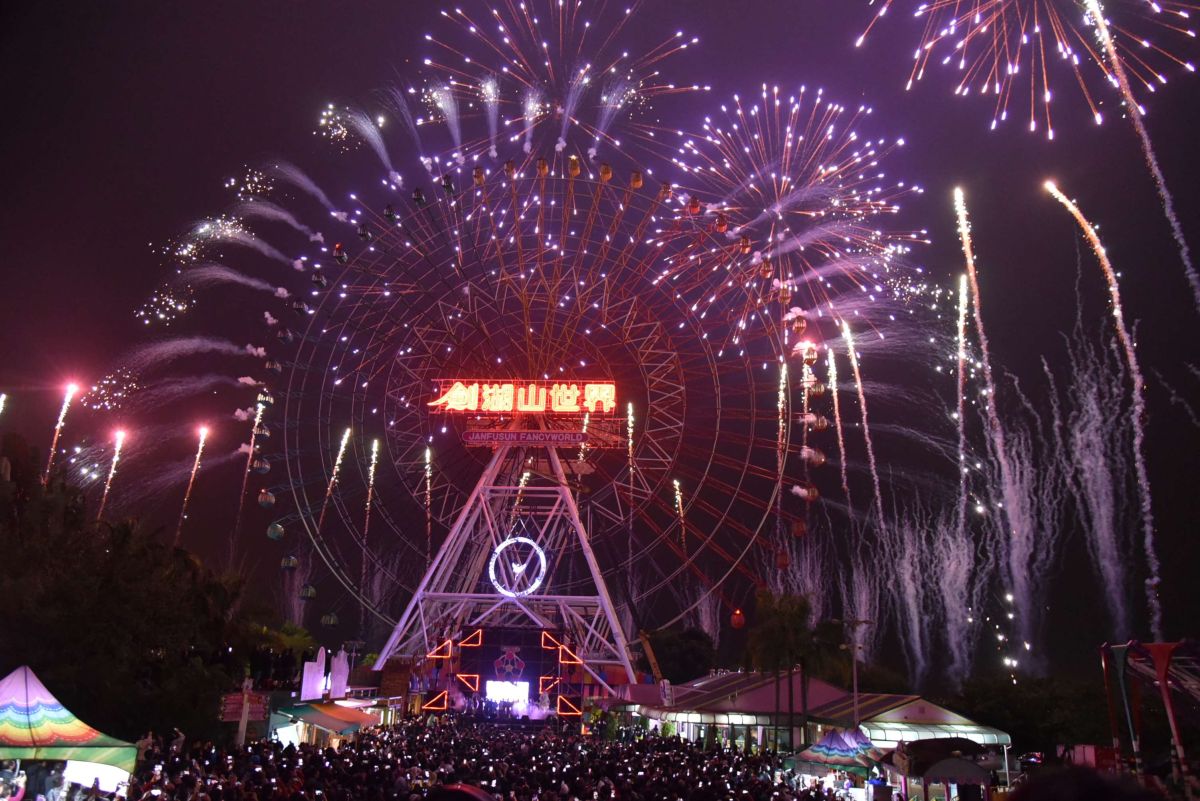 ▲獨步全台長達566秒的極光煙火秀。（圖／記者簡勇鵬攝，2020.01.01）