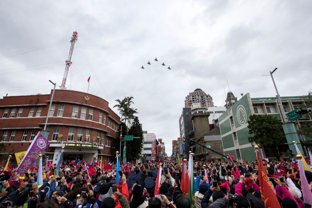 ▲新竹市政府一日上午七點二十分在市府前廣場，舉行元旦升旗典禮，空軍第二聯隊也出動五架幻象戰機，以大雁隊形震撼衝場。(圖/記者金祐妤攝，2020.1.1)