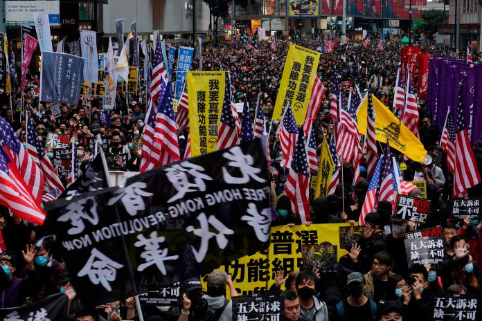 ▲香港民陣在元旦下午舉辦遊行，現場人潮擁擠。（圖／美聯社／達志影像）