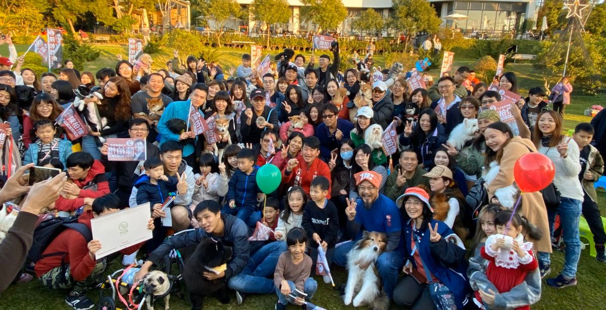 ▲立委候選人陳柏惟舉辦3Q毛小孩元旦趴，展現有別於過去戰神形象的鐵漢柔情。 (圖／柳榮俊翻攝2020.1.1)