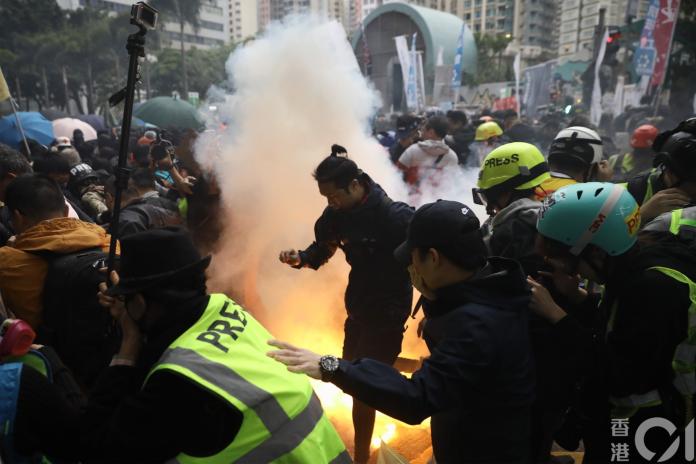 ▲香港元旦大遊行變調，港警與示威民眾再度爆發衝突。（圖／翻攝香港01）