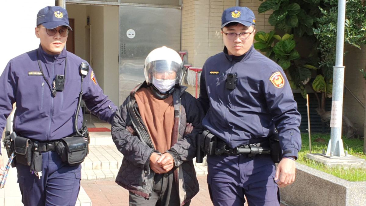 ▲鹿港警分局福興分駐所在福興鄉彰鹿路6段附近，查獲男子涉嫌竊取競選旗幟，竊嫌做案不分藍綠，被當場被警方人贓俱獲。（圖／記者陳雅芳翻攝，2020.01.01）