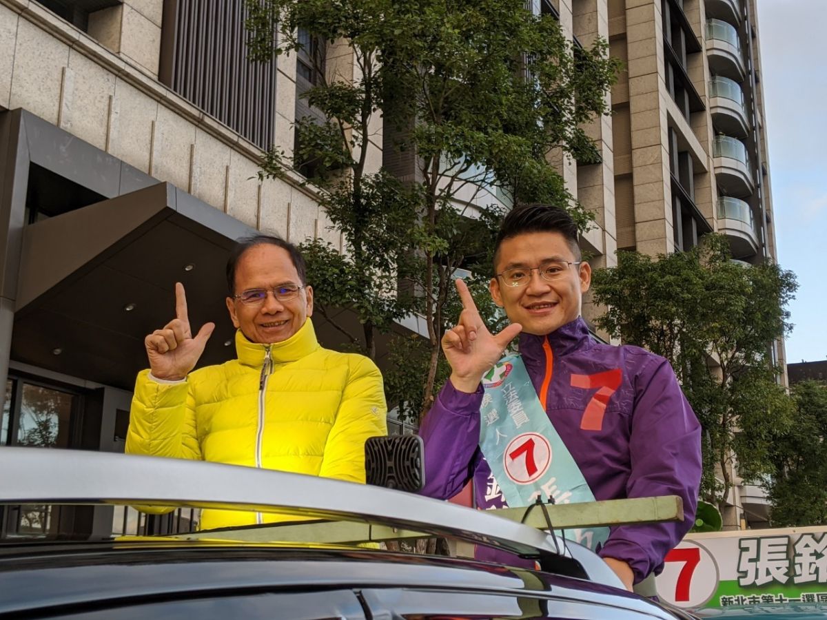 ▲民進黨中央助選團團長游錫堃來到安坑，陪同立委登記七號的張銘祐進行車隊掃街。（圖／張銘祐辦公室提供）