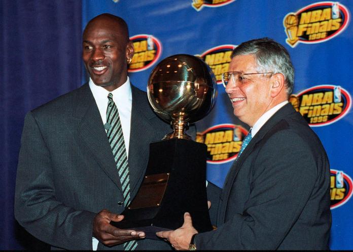 Michael Jordan從聯盟總裁David Stern手中接過1996年NBA總冠軍賽MVP。（圖／美聯社／達志影像）