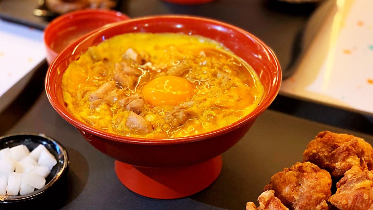 ▲親子丼醬汁煮滾後關小火淋上蛋液是鳥開的特殊作法。（圖／記者陳美嘉攝）