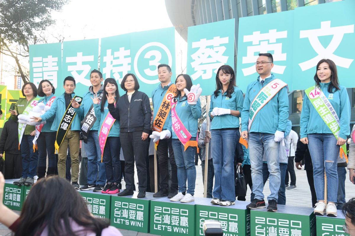 ▲蔡英文總統2日到小巨蛋的路口為8位站路口拜票的立委候選人加油。（圖／記者林柏年攝）