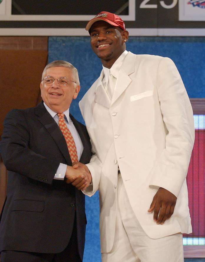 聯盟總裁David Stern在2003年選秀大會上歡迎LeBron James加入聯盟。（圖／美聯社／達志影像）
