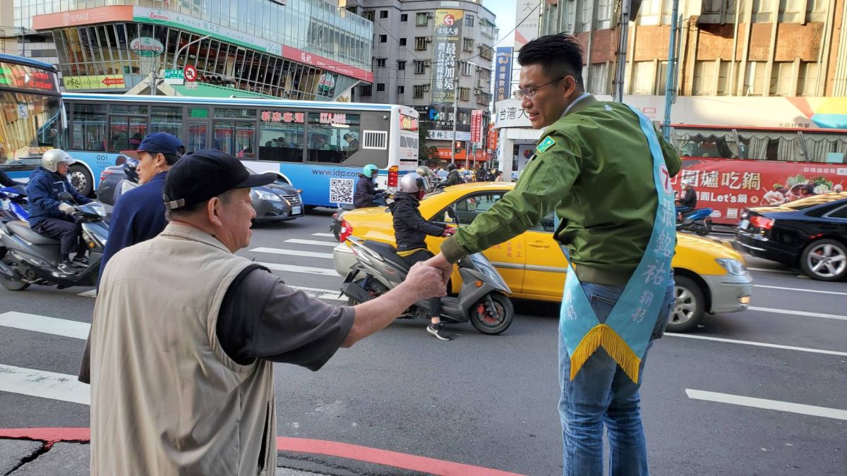 ▲新北市第十一選區立委候選人張銘祐拜票地點在新店大坪林捷運站。（圖／張銘祐辦公室提供）